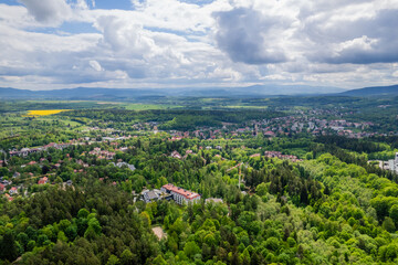 Polanica-Zdrój, miasto uzdrowiskowe i turystyczne w górach wiosną, panorama z lotu ptaka. Polska województwo dolnośląskie. © Franciszek