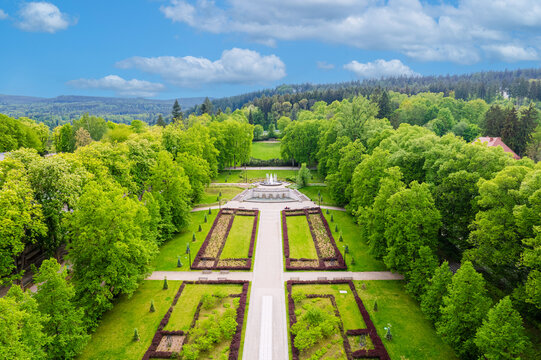 Park Szachowy w Polanicy-Zdroju to najbardziej urokliwe miejsce tutejszego Parku Zdrojowego. Południowo-zachodnia części Parku Zdrojowego i swoją tematyką nawiązuje do szach&oacute;w.