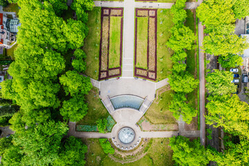 Park Szachowy w Polanicy-Zdroju to najbardziej urokliwe miejsce tutejszego Parku Zdrojowego. Południowo-zachodnia części Parku Zdrojowego i swoją tematyką nawiązuje do szachów. © Franciszek