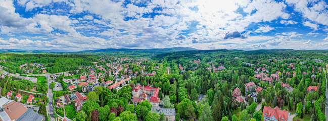 Polanica-Zdrój, miasto uzdrowiskowe i turystyczne w górach wiosną, panorama z lotu ptaka. Polska województwo dolnośląskie. © Franciszek