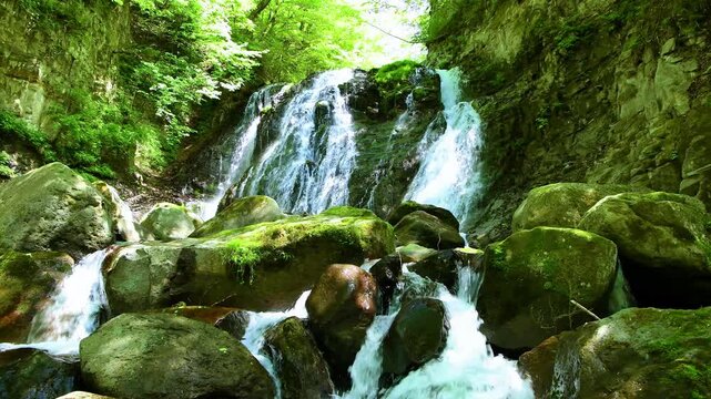 栃木県那須塩原市　咆哮霹靂の滝