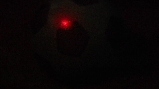  Una toma de cerca de una pelota o bal&oacute;n de f&uacute;tbol  con varias luces en un fondo negro 