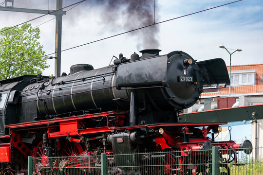 Vintage steam locomotive pulls historic passenger carriages through Dordrecht during Dordt in Stoom 2026. Ideal for transport, heritage and railway event concept.