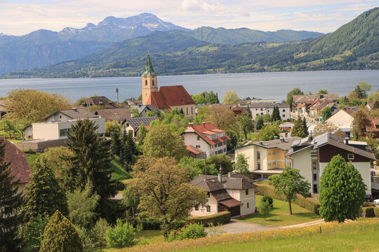 Blick &uuml;ber Weyregg und den Attersee zum Schafberg