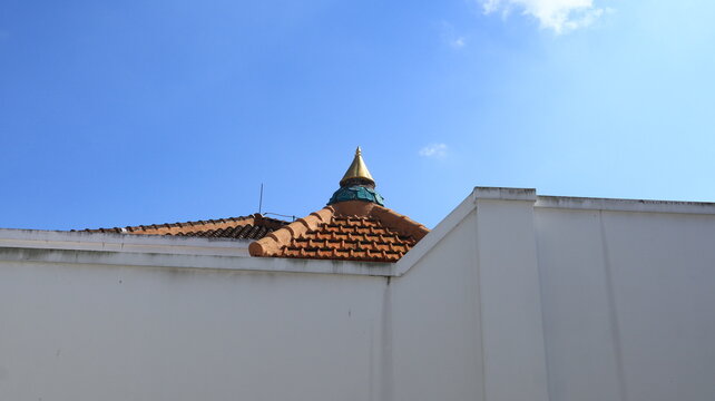 A small silver mosque dome looks beautiful against the blue sky.