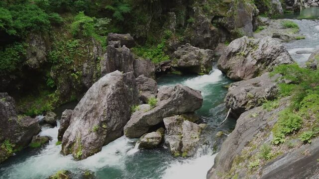 奥多摩　鳩ノ巣渓谷　岩肌を流れる多摩川
