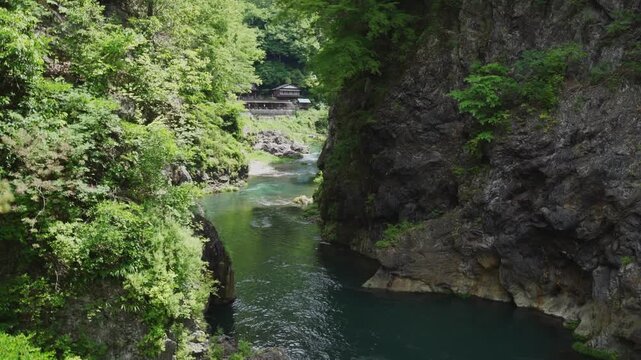 奥多摩　鳩ノ巣渓谷　岩肌を流れる多摩川