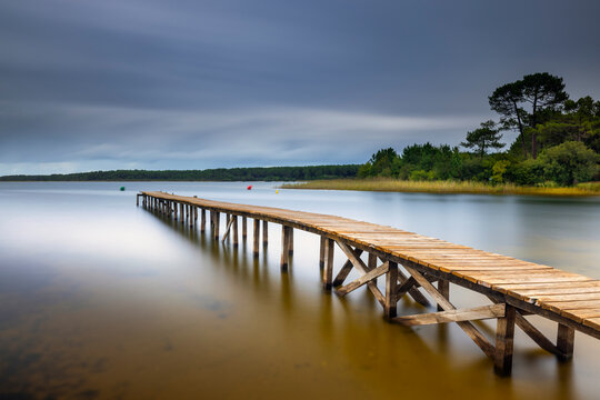 Le long chemin sur le lac