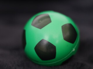 Una toma de cerca de una pelota o balón de fútbol con luces en un fondo negro con algo de desenfoque  © Elika R