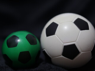 Una toma de cerca de una pelota o balón de fútbol con luces en un fondo negro con algo de desenfoque  © Elika R