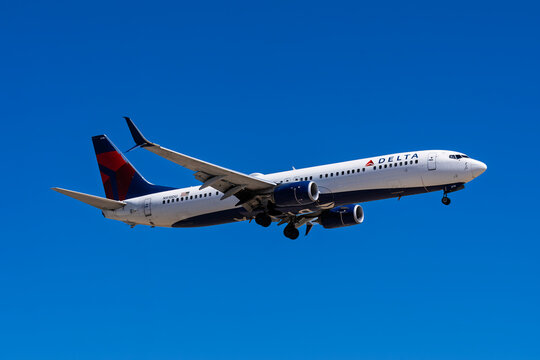 Sunport International Airport 5-31-2026 Albuquerque, NM USADelta Airlines Boeing 737-900ER N918DU on final for runway 8 at Albuquerque Sunport international airport.