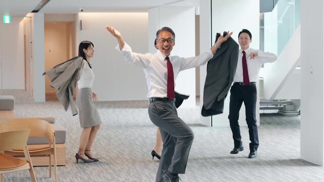 オフィスでダンスする男女ビジネスパーソンのグループ