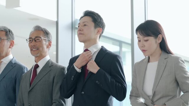 ロビーに整列する幅広い世代の男女ビジネスパーソンのグループ