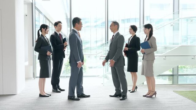 オフィスで会話するビジネスパーソンのグループ