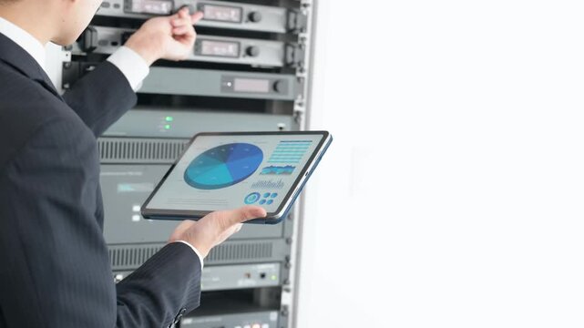 サーバーを点検する男性エンジニア