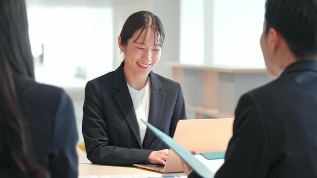 オフィスで会話するビジネスパーソンのグループ