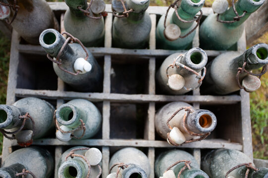 Casier en bois et vieilles bouteilles anciennes