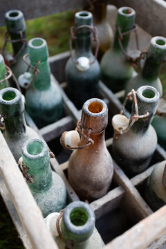 Casier en bois et vieilles bouteilles anciennes