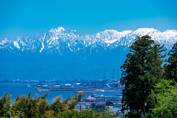 里山展望台から望む新湊大橋と立山連峰 © easterlily.photos