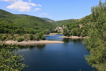 Obraz premium Lac de Villefort et village de Castanet dans les Cévennes - Lozère - Parc National des Cévennes. 