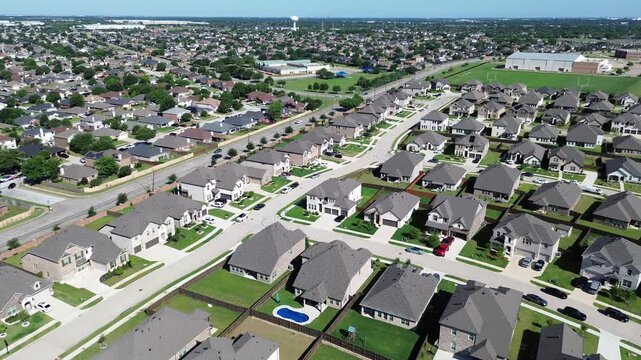 Curved street clusters frame rows of homes fenced yards surrounding Cottle Dr corridor in Arlington, TX. Shingled roofs, scattered pools, young trees balanced daylight, clean suburban subdivision