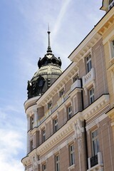 Obraz premium Ornate building facade with historic dome and spire reaching sky