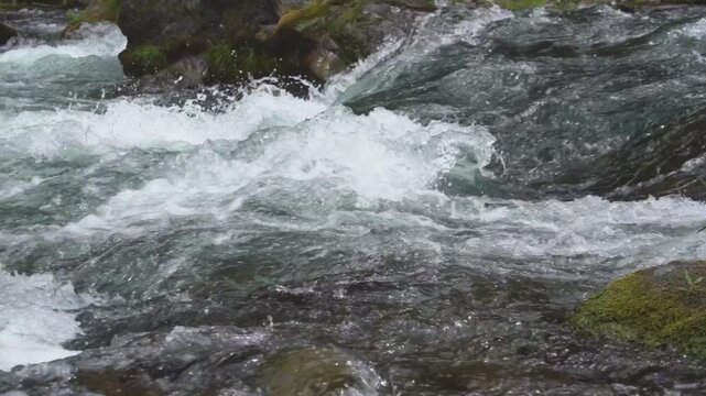 御岳渓谷　流れる川の水