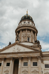 Obraz premium Französischer Dom Facade and Dome on Gendarmenmarkt in Berlin, Germany