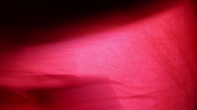 Una toma de cerca de un fondo abstracto de color rojo y negro un degradado ligero desenfocado en movimiento