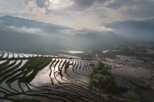 Reflective Terraces under Hazy Light