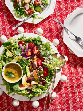 Fresh tuna salad with vegetables