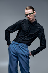 Obraz premium Young man showcases trendy fashion in an artistic studio portrait session