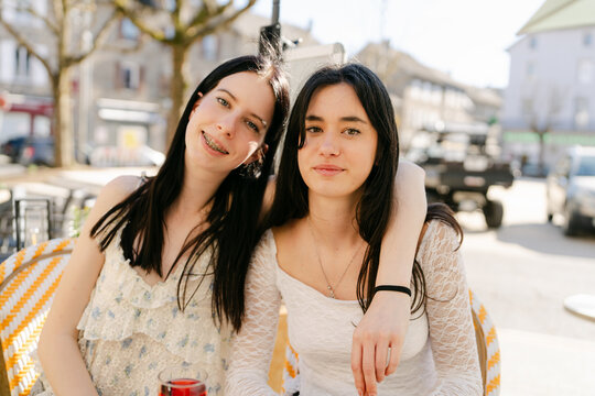 happy young women posing for photo in Caf&eacute;