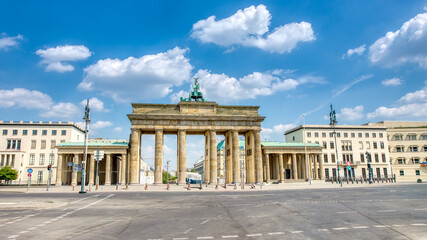 Obraz premium Wide-angle shot of Berlin square featuring iconic Brandenburg Gate and peaceful urban environment