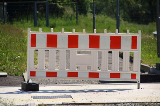 Stra&szlig;e ist mit Warnschranken gegen eine Durchfahrt gesperrt