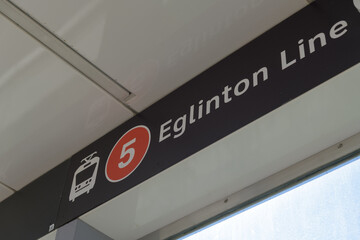 Naklejka premium Eglinton Line 5 sign at an outdoor platform stop in Toronto