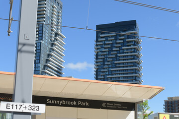 Naklejka premium Eglinton Line 5 Sunnybrook Park LRT platform stop, looking north to Inn on the Park Drive condos, Toronto