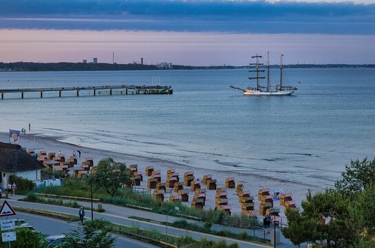 Scharbeutz, Urlaub an der Ostsee, Strand mit Seebr&uuml;cke und Segelschiff