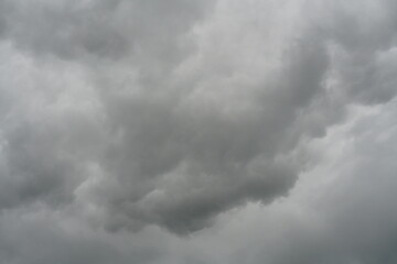 Obraz premium Cumulus, Dichte qualmige Regenwolken am Abend Himmel