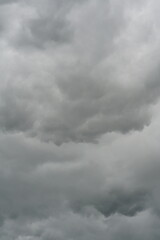 Obraz premium Dichte qualmige Regenwolken am Abend Himmel