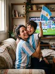 Fototapeta premium Madre argentina con niño celebrando partido de fútbol