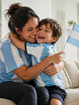 Madre argentina con ni&ntilde;o celebrando partido de f&uacute;tbol