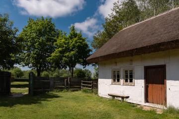 Wiejska, stara chałupa w skansenie © Magdalena