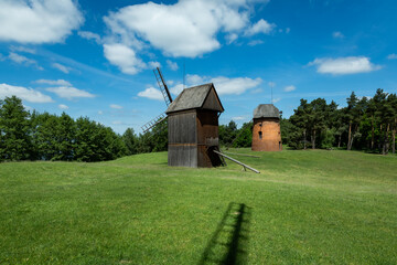 Wiatraki na wiosennym polu na tle czystego nieba © Magdalena