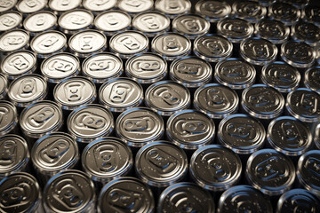 Obraz premium 3D Rendering of many glossy aluminium cans from above