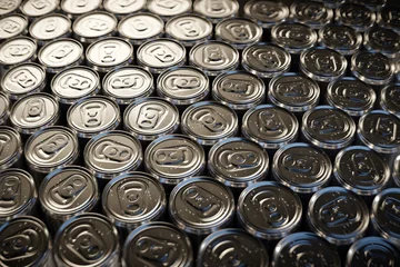 3D Rendering of many glossy aluminium cans from above © Brilliant Eye