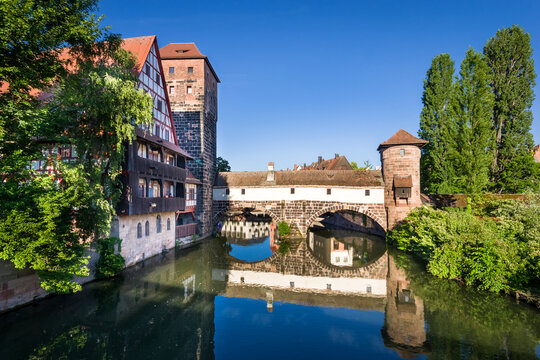 Henkerhaus N&uuml;rnberg Abendlicht wolkenlos entzerrt