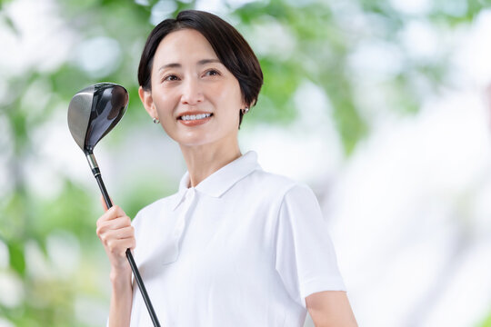 ゴルフをする女性