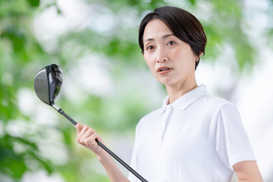 ゴルフをする女性