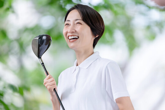 ゴルフをする女性